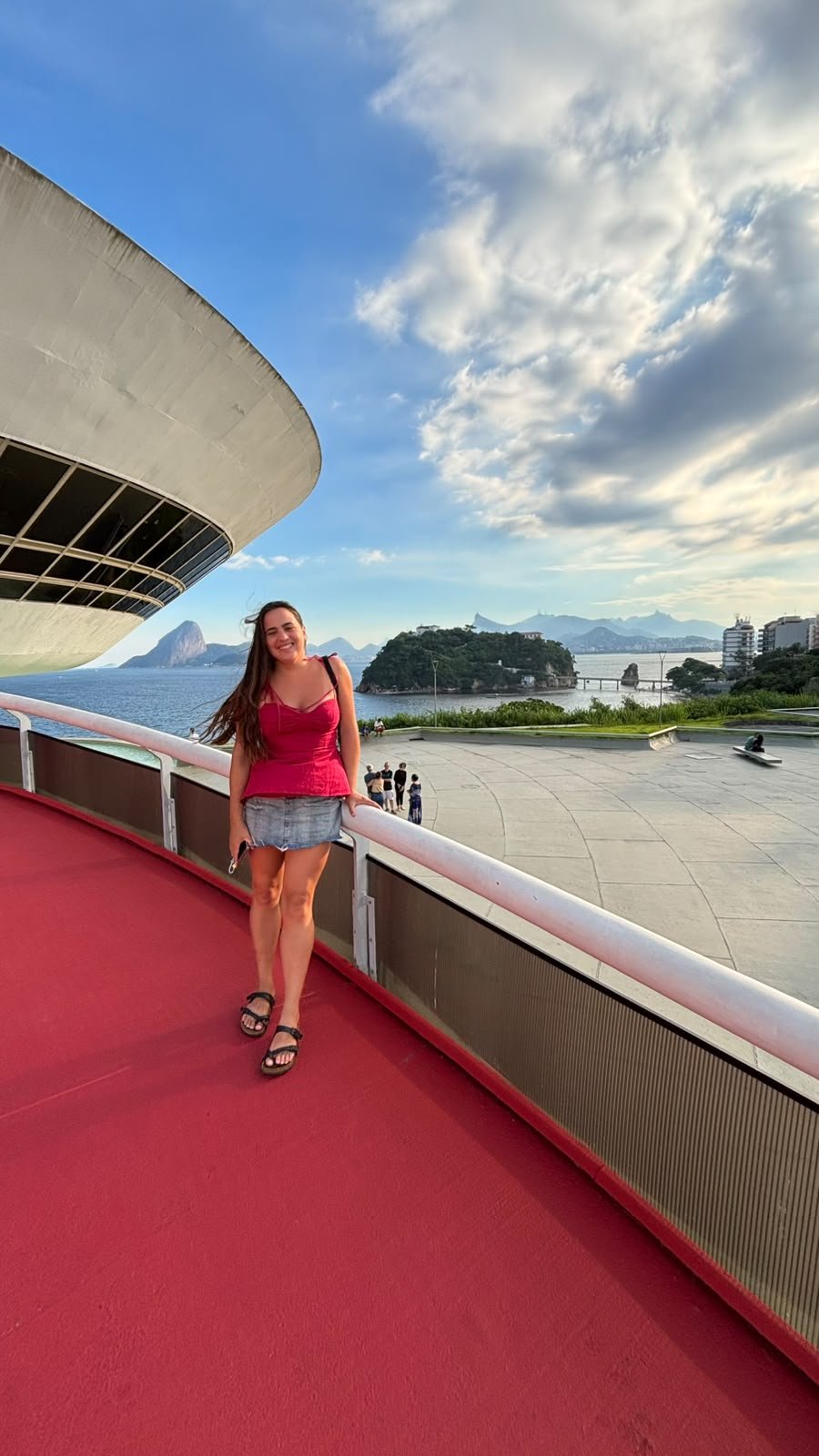 Julieta en el Museo de Arte Contemporáneo de Niterói, con la bahía de Río de fondo